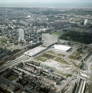 800034 Luchtfoto van het in aanbouw zijnde N.S.-station Den Haag C.S. te Den Haag, met het er naastgelegen oude station ...